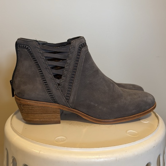 Vince Camuto ankle boot - Picture 3 of 7